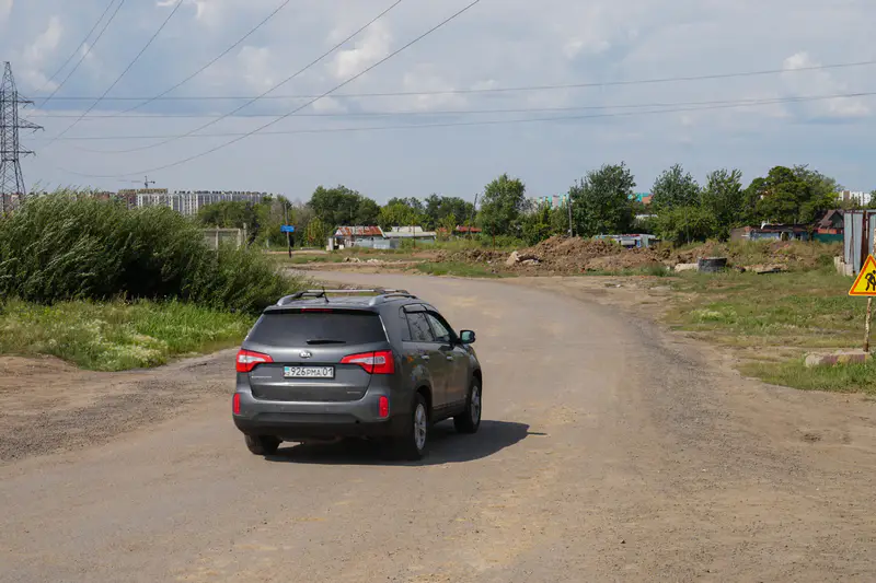 Машина едет по дороге на остров 