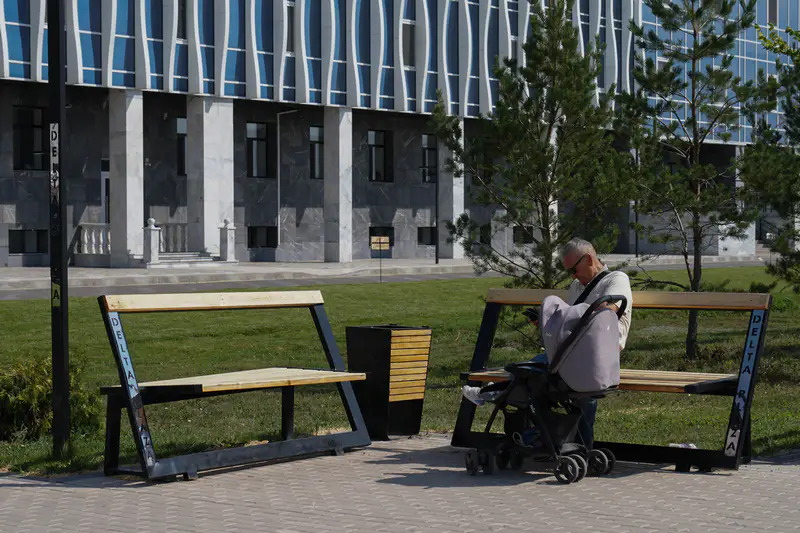 Мужчина на лавочке в районе Тайвань, Астана.