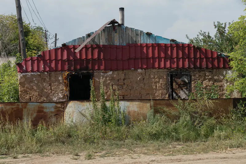 Саманный полуразрушенный домик, остров 