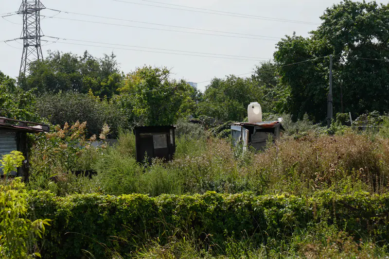 Уличные туалет и душ в дачном массиве, остров 