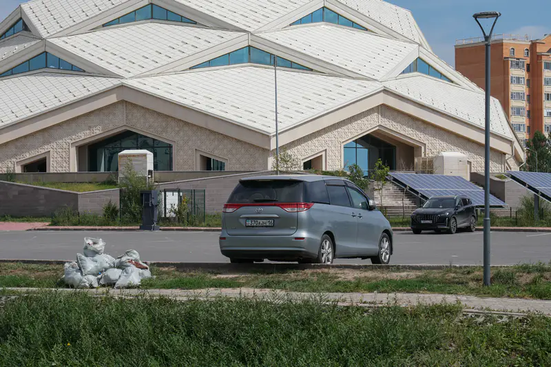 Пакеты с мусором на фоне экомечети, Астана