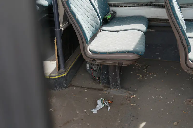 Мусор внутри брошенного автобуса, Астана