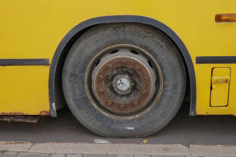 Ржавое колесо брошенного автобуса, Астана