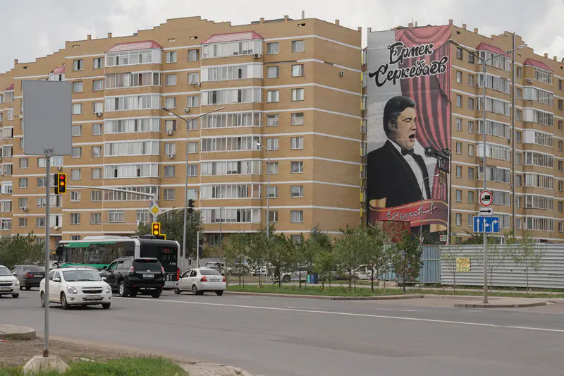 На жилом доме в Астане большой мурал Ермека Серкебаева