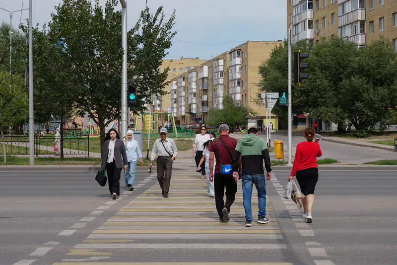 Люди переходят дорогу по пешеходному переходу, Астана