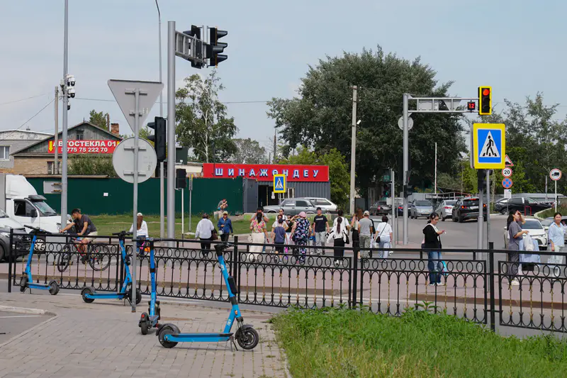 Перекрёсток в Астане, люди, светофор