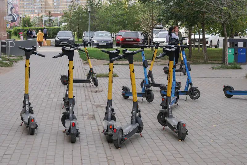 Брошенные на тротуаре самокаты, Астана