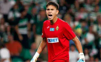 18-летний вратарь 'Кайрата' Шерхан Калмурза привлекает внимание испанских клубов после яркого выступления в Лиге чемпионов, подчеркивая растущий интерес к молодым талантам из Казахстана.