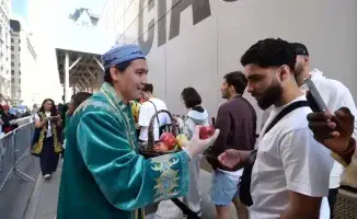 Имиджевая акция Казахстана в Нью-Йорке: жители в очереди за iPhone 17