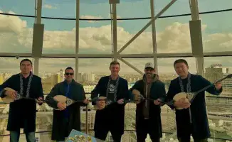 Backstreet Boys погружаются в казахскую культуру: участники группы взяли уроки домбры в Астане