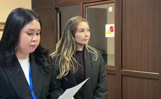 В Астане продолжается судебный процесс по делу супруги блогера Ерболата Жанабылова, Эльмиры Толегеновой. Представитель Комитета по регулированию игорного бизнеса предложил переквалифицировать дело в уголовное.