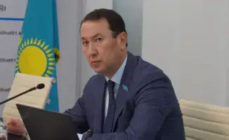 Депутат Азамат Айтхожин на заседании маслихата предложил ужесточить контроль над владельцами столичных базаров, призвав не 'сюрюситься' с ними и держать их 'в ежовых рукавицах'.