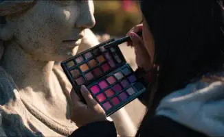 Штраф за креатив: жительница Астаны наказана за мейкап памятнику, поднимая вопросы о границах искусства и вандализма