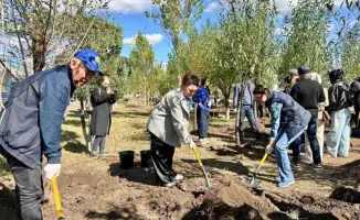 Первый день экологического месячника "Таза Қазақстан: Таза Астана" прошёл в Астане: горожане активно участвуют в уборке и озеленении