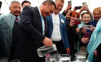 На этой неделе казахстанские чиновники привлекли внимание общественности своим необычным поведением. Один из акимов, во время официального мероприятия, произнес тост и выпил залпом целый стакан чистейшей воды, что вызвало бурные аплодисменты зрителей. Это