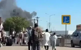 Пожар в Астане: пожарные борются с возгоранием в складском помещении рядом с рынками 'Шапагат' и 'Алем'