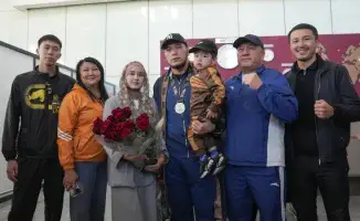 Айбек Оралбай и Санжар Ташкенбай вернулись в Казахстан после триумфа на ЧМ, следующая цель - медаль Олимпиады