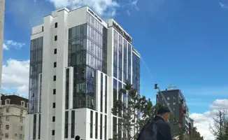 В Астане пожарные борются с огнём в 10-этажном бизнес-центре