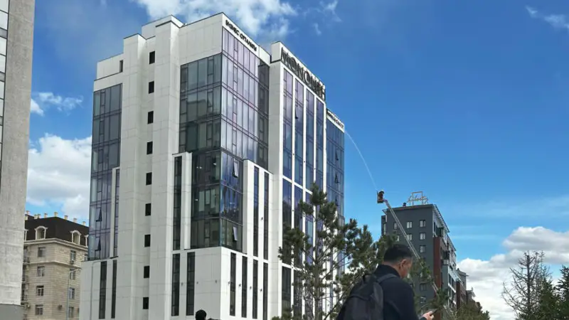 В Астане пожарные борются с огнём в 10-этажном бизнес-центре Астане