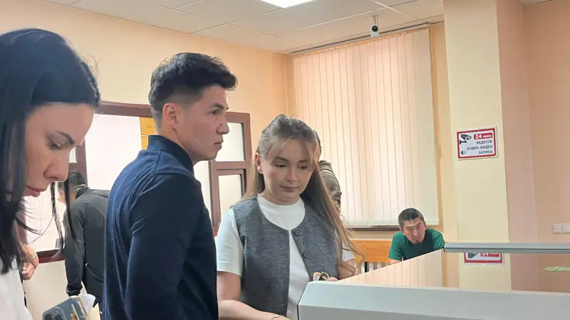 В Астане начался судебный процесс над блогером Ерболатом Жанабыловым, который прибыл в суд вместе с супругой и адвокатами. Астане