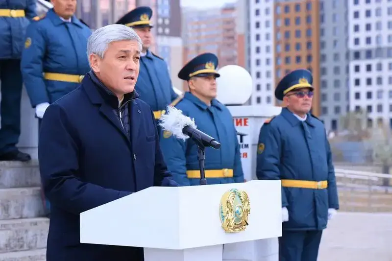 Сотни карагандинцев объединились в исполнении гимна, отмечая 35-летие Декларации о суверенитете Астане