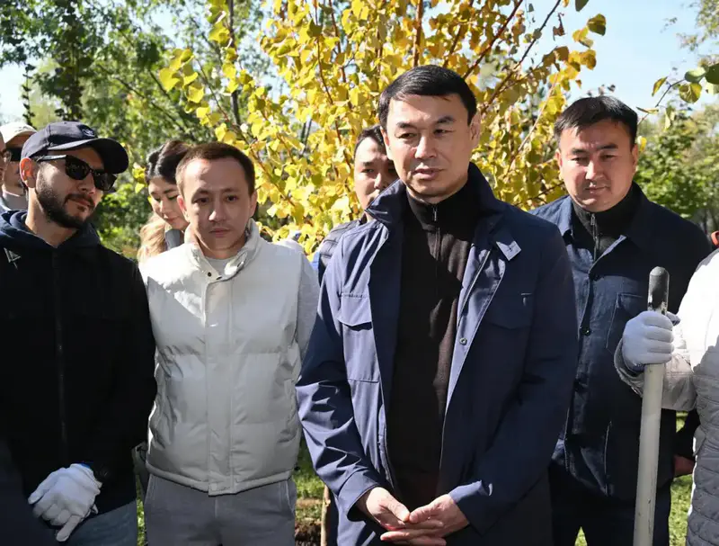 Аким города поддержал инициативу «Таза Қазақстан» посадкой деревьев в парке «Достык» (3)
