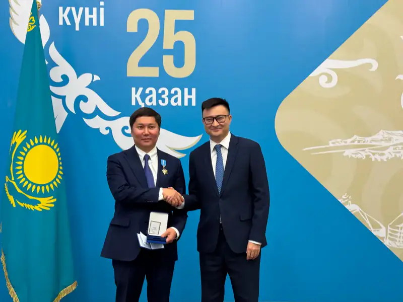 Награждение сотрудников за вклад в развитие страны на мероприятии, посвященном Дню Республики Казахстан Астане