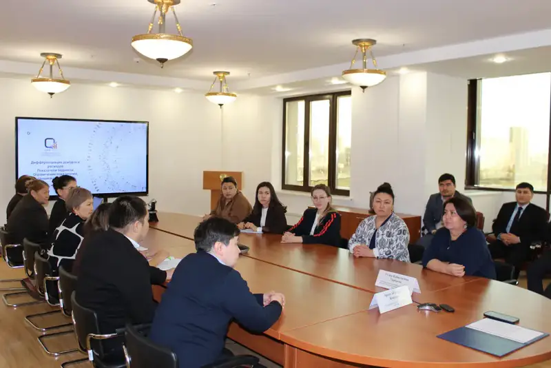 Лекция по экономике: слушатели АГУ изучают статистику труда и уровня жизни Астане