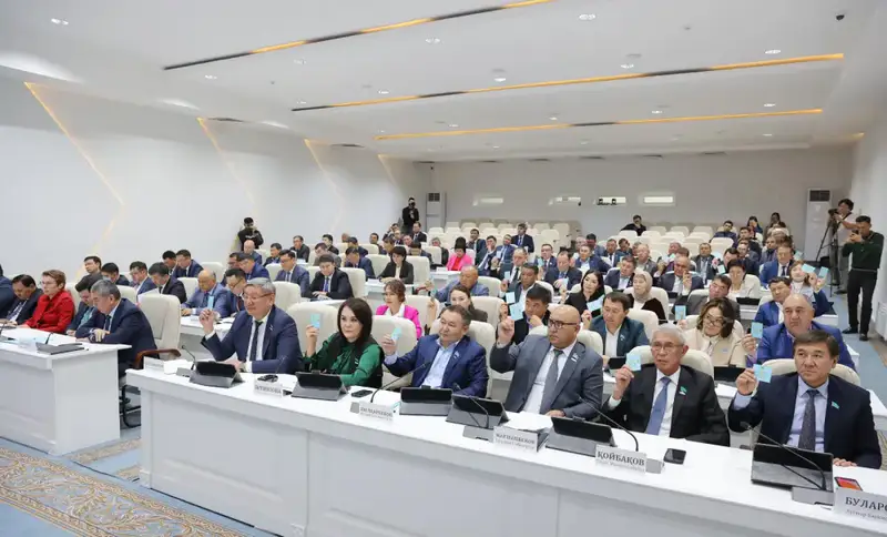 Участие Ербола Карашукеева в сессии Жамбылского областного маслихата: обсуждение изменений в административных границах Астане