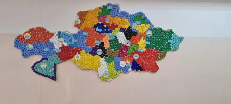 Экологическая инициатива: школьники Астаны создают карту Казахстана из переработанных материалов Астане