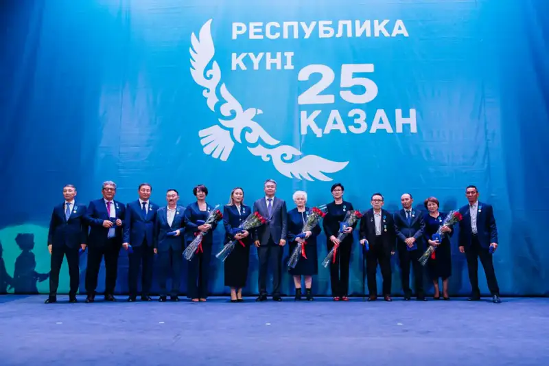 Аким Атырауской области Серик Шапкенов в канун Дня Республики вручил государственные награды (9)