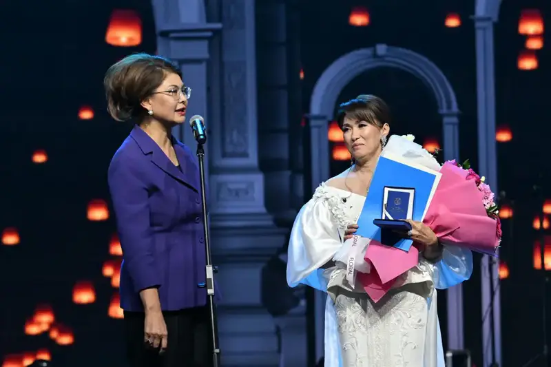 Президент Казахстана поздравил певицу Толкын Забирову с юбилеем на международном концерте в Дворце мира и согласия Астане