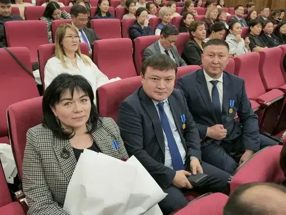 Министр финансов Мади Такиев вручил государственные награды руководителям региональных Департаментов казначейства (8)