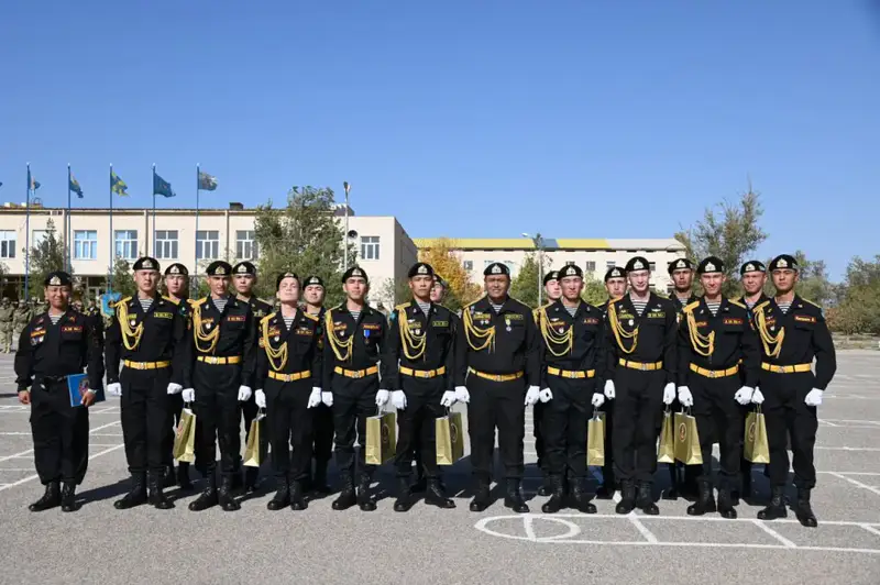 В Актау более 500 морских пехотинцев простились с Боевым знаменем (2)