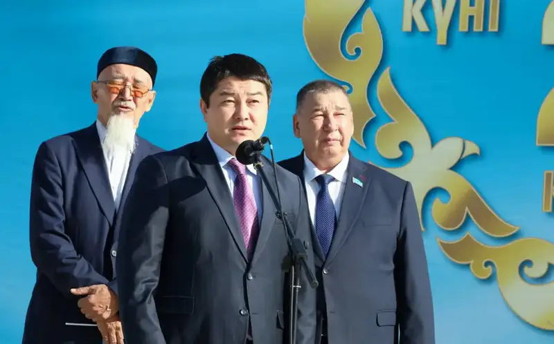 В Актау в честь Дня Республики состоялась церемония поднятия Государственного флага (2)