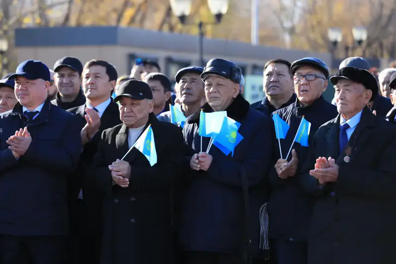 В Актобе в День Республики состоялась церемония поднятия Государственного флага (2)