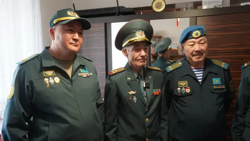 В Алматы военнослужащие поздравили 101-летнего ветерана Великой Отечественной войны Астане