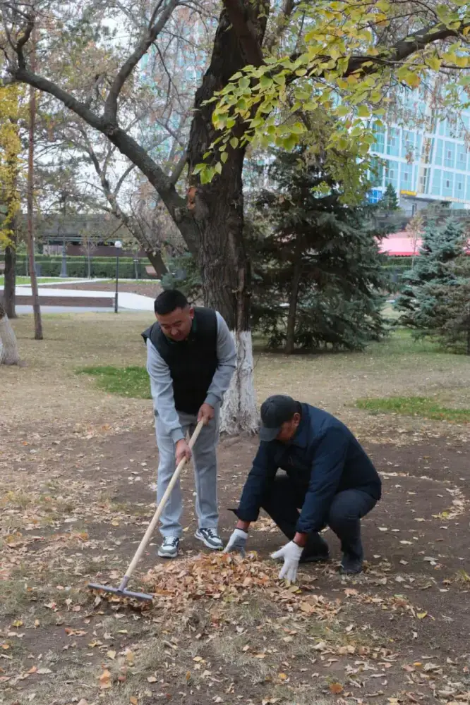 «Таза Қазақстан»: работники столичных учреждений культуры вышли на масштабную уборку в Астане (7)