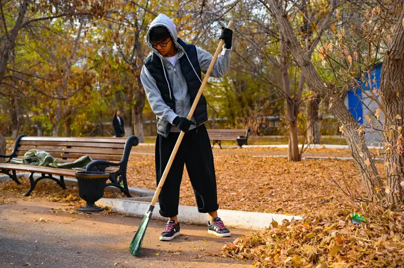 экологическая акция актюбинских студентов очистка парка Ретро программа Таза Қазақстан Астане