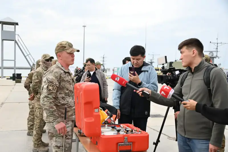 В воинских частях Актау и Бейнеу побывали столичные журналисты (3)