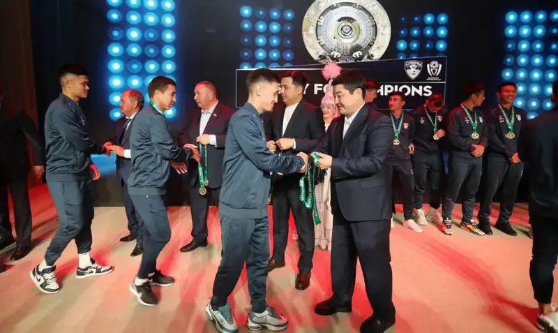 Аким Мангистауской области поздравил футболистов «Каспия» с выходом в Премьер-Лигу (3)