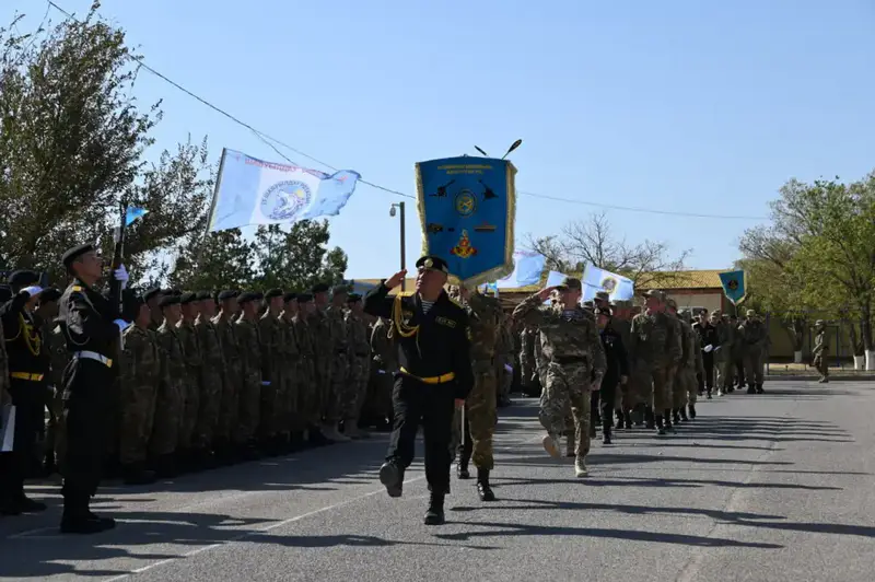 В Актау более 500 морских пехотинцев простились с Боевым знаменем (5)