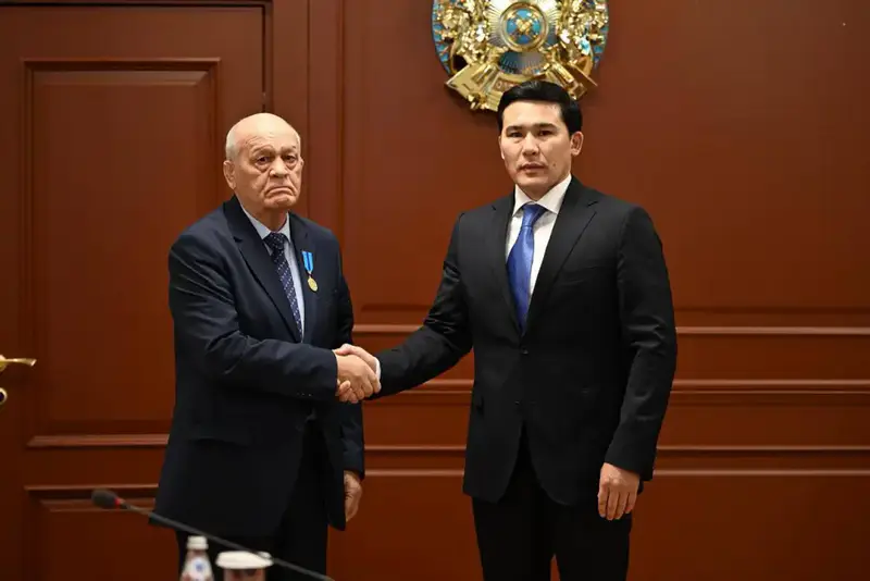 Министр наградил государственными и ведомственными наградами ряд специалистов, добившихся высоких результатов и внесших значительный вклад в развитие отечественного спорта (4)