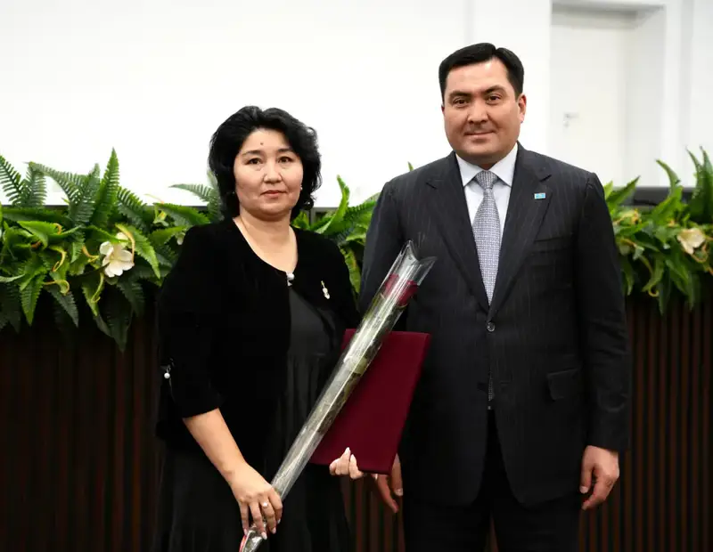 Министр энергетики отметил государственными наградами лучших работников отрасли в честь Дня Республики (3)