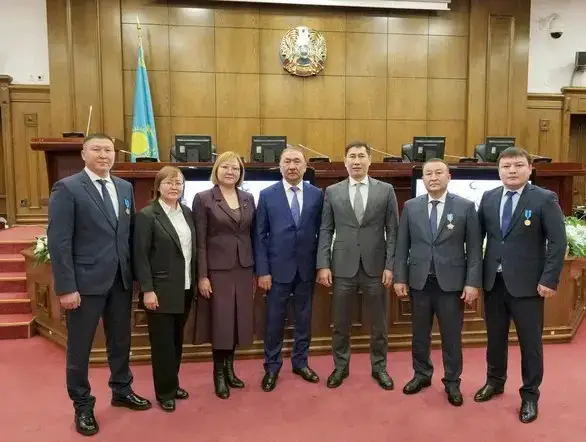 Министр финансов Мади Такиев вручил государственные награды руководителям региональных Департаментов казначейства (5)