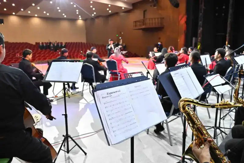 Глава государства посетил Центр искусств (2)