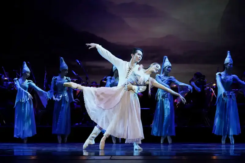 Праздничный концерт «Мәңгі ел» в театре «Астана Балет»: Премьеры хореографических миниатюр «Қарлығаш» и «Құрбылар» Астане