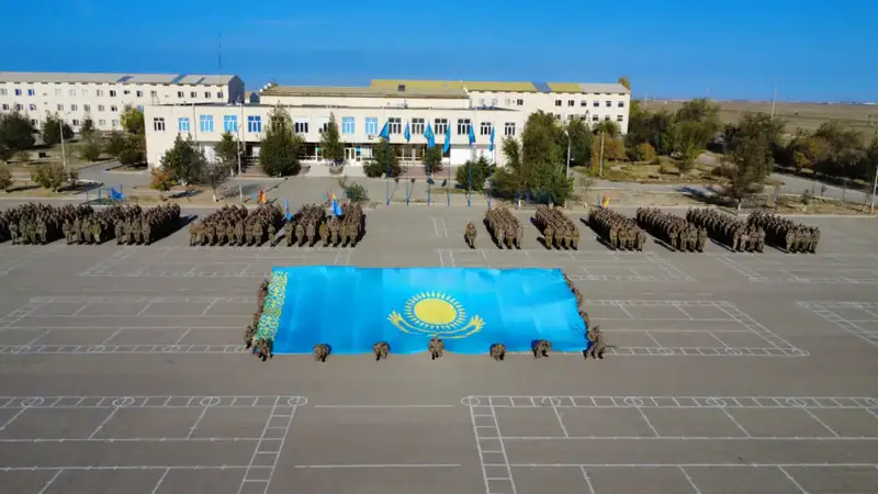 Церемония поднятия флага в воинских частях Астане