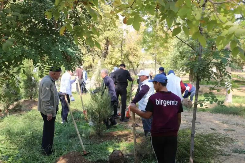 Субботник по благоустройству и очистке территорий в Сарыагаше Астане