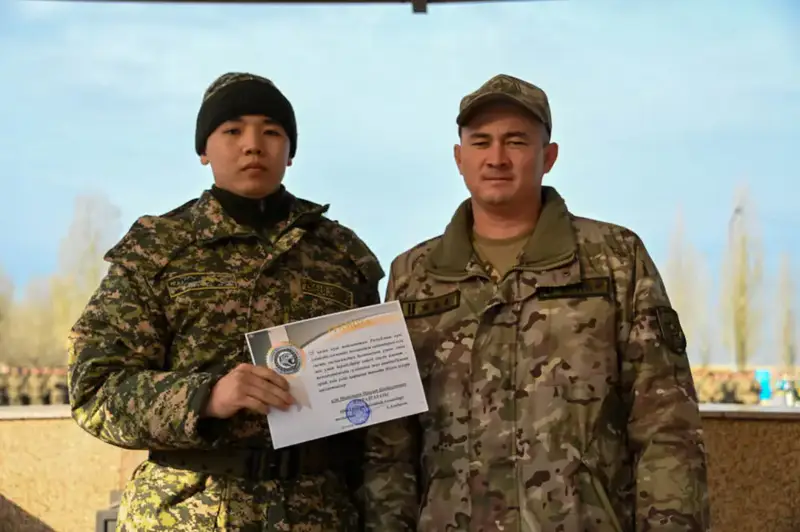 В День Республики в воинских частях прошла церемония поднятия Государственного флага (8)
